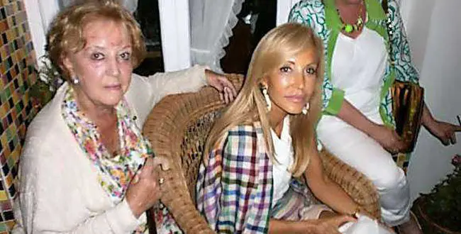 CARMEN LOMANA EN SU CASA DE CELORIO ENTRE SU MADRE Y UNA AMIGA, TRAS EL ACCIDENTE CON SU COCHE.