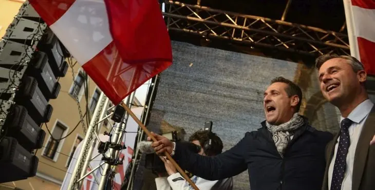 NIL04 VIENA (AUSTRIA) 20/05/2016 .- El candidato del partido ultranacionalista populista FPÖ Norbert Hofer (d) y el líder del partido, Heinz-Christian Strache (i), durante un acto electoral celebrado en Viena, Austria, hoy, 20 de mayo de 2016. Alexander Van der Bellen quedó segundo en la primera ronda de los comicios, el pasado día 24, con el 21,3 por ciento de los votos, lejos del 35,1 por ciento alcanzados por Hofer. EFE/Christian Bruna