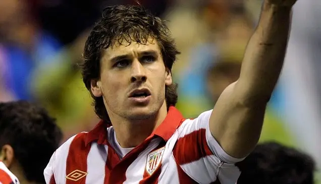 Athletic Bilbao's Fernando Llorente celebrates a goal against Valencia during their Spanish first division soccer match at San Mames stadium in Bilbao February 27, 2011. REUTERS/Vincent West (SPAIN - Tags: SPORT SOCCER)