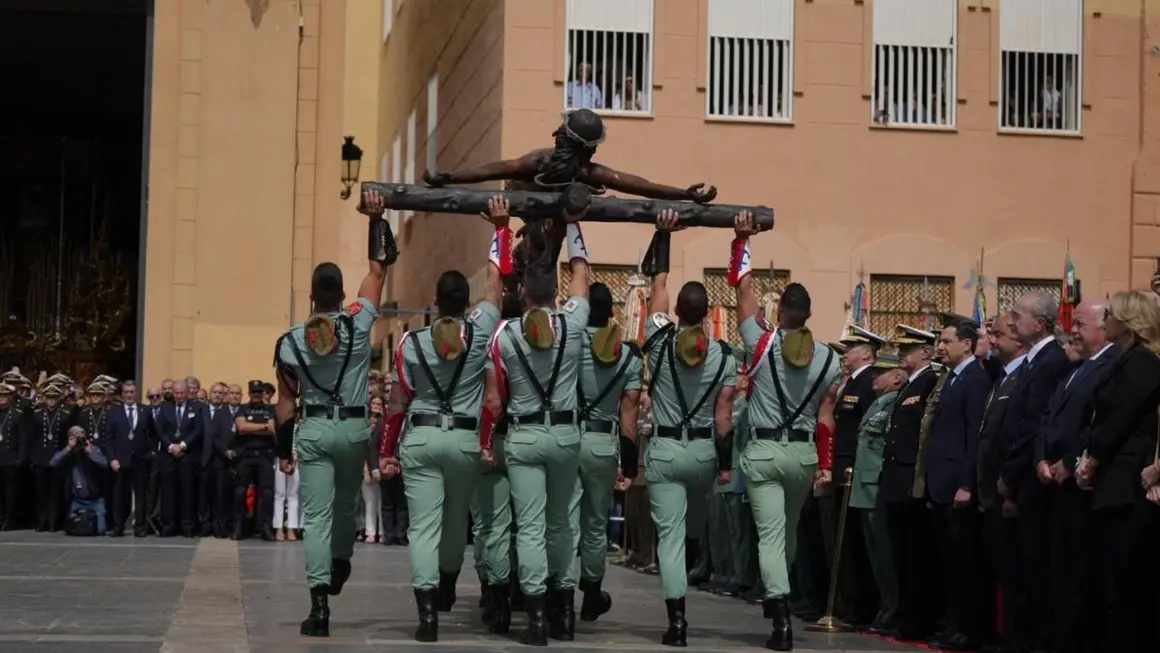 2 Los efectivos de la Legión acompañan al Cristo de Mena hasta su trono como cada Jueves Santo