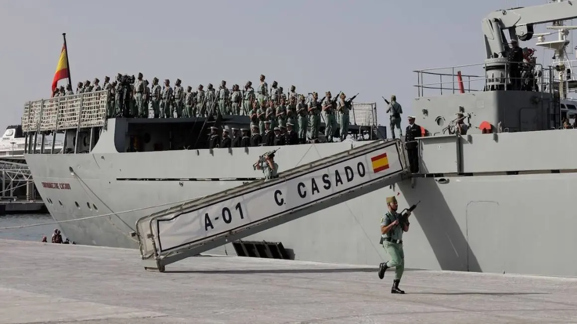 4 Los legionarios poco antes de desembarcar en el puerto de Málaga
