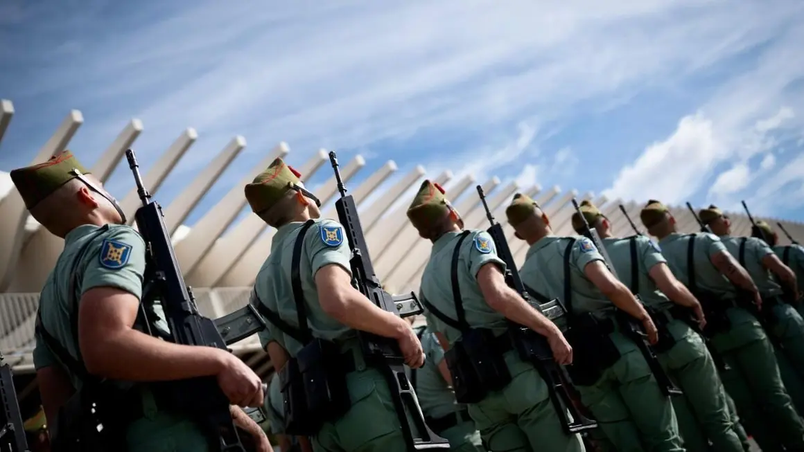 7 La Legión ha desembarcado en el dique de Levante del puerto de Málaga