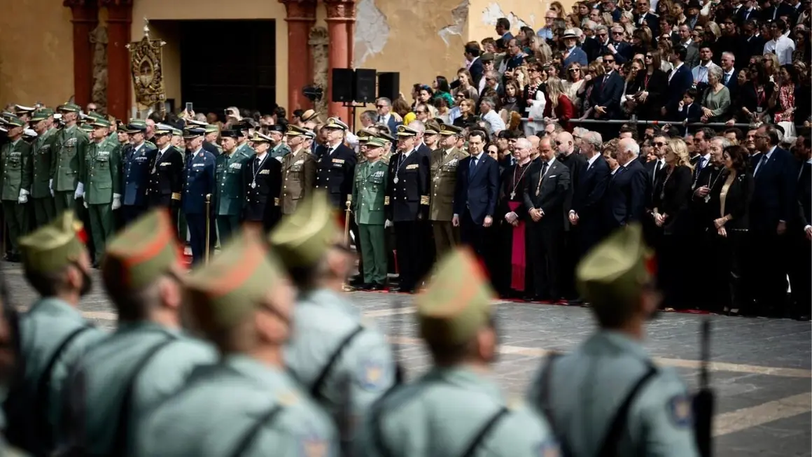 8 Centenares de personas se dan cita cada Jueves Santo para presenciar la entronización del Cristo de la Buena Muerte por parte de la Legión