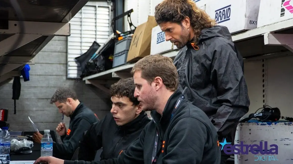 Toño Gómez con miembros de su equipo en el Circuito de Navarra