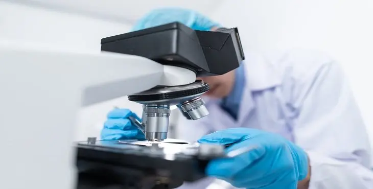 Imagen de un cientifico en un laboratorio