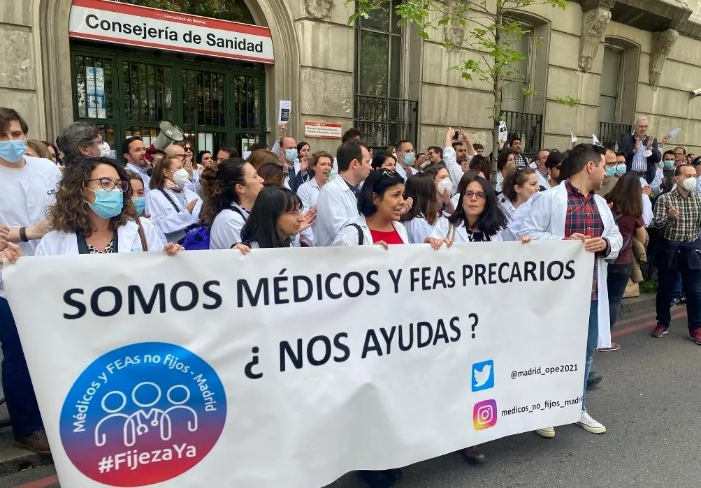 Médicos protestando frente a la consejería. (Foto: @SomosUrgencias)