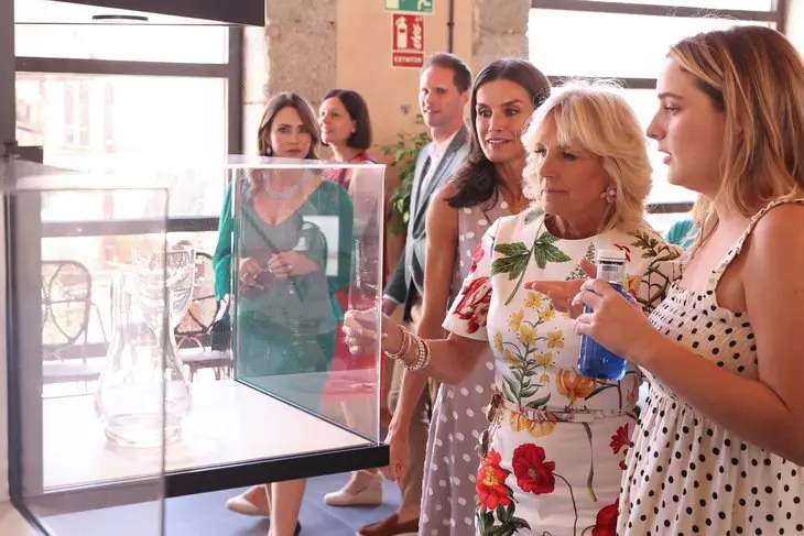 La reina Letizia y Jill Bide en la Real Fábrica de Cristales de La Granja, la Reina