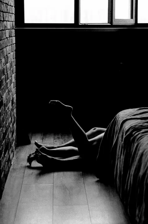 Foto de Alina Kurson: https://www.pexels.com/es-es/foto/blanco-y-negro-pareja-piernas-cama-10554299/