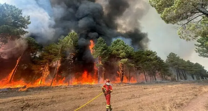 Miembros de la UME intentado apagar el incendio de Monsagro