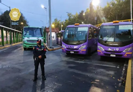 Imagen de una policía mexicana en acto de servicio