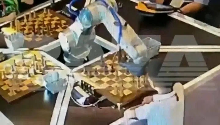 Imagen de la partida del robot con el niño. Fuente Twitter