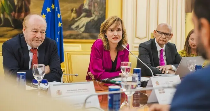 La ministra de Educación Pilar Alegría, en el centro de la imagen