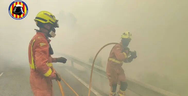 Imagen de los bomberos en el incendio de Bejis. Fuente Bomberos Comunidad Valenciana
