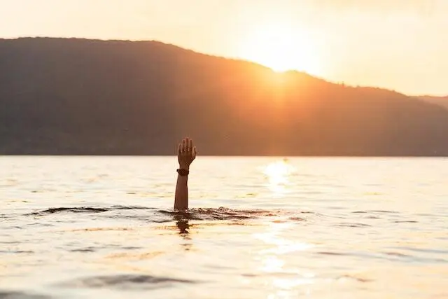 Foto de Slava MKRVSKY: https://www.pexels.com/es-es/foto/mar-montanas-puesta-de-sol-mano-9022463/