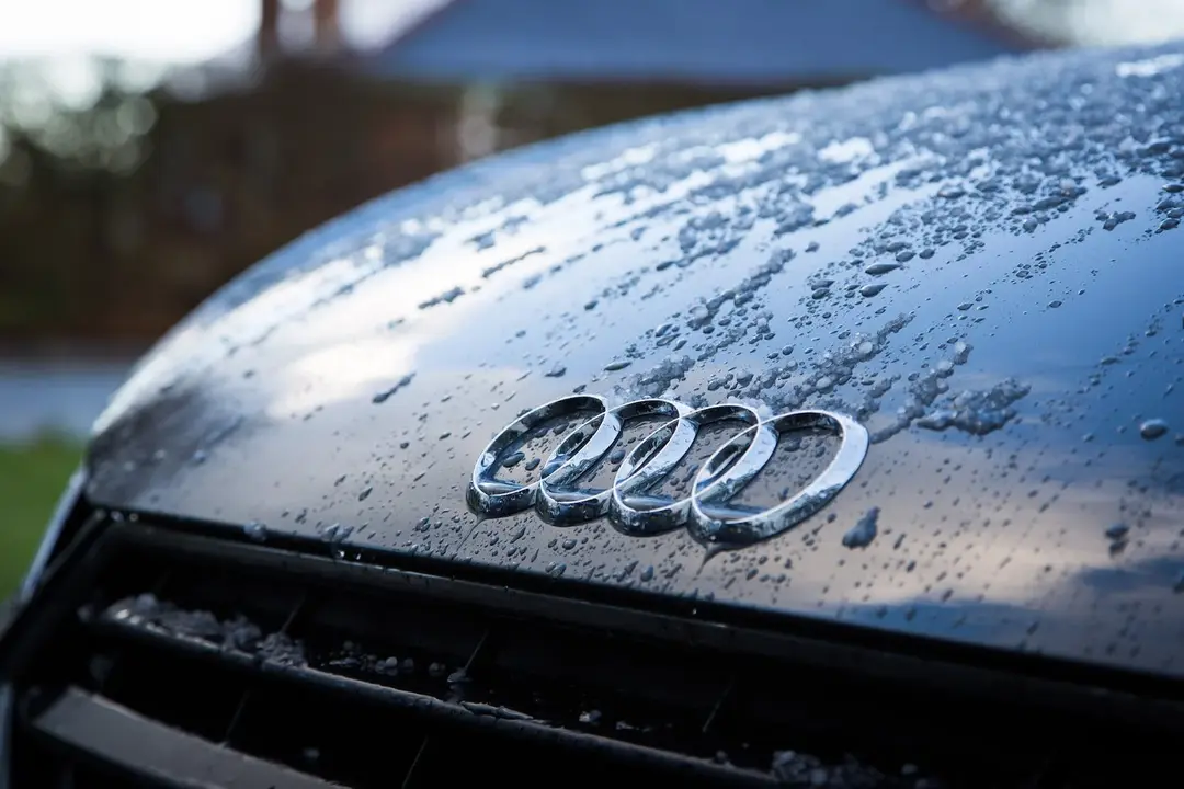 Foto de Torsten Dettlaff de Pexels: https://www.pexels.com/es-es/foto/gotas-de-agua-sobre-el-capo-del-vehiculo-audi-negro-971522/