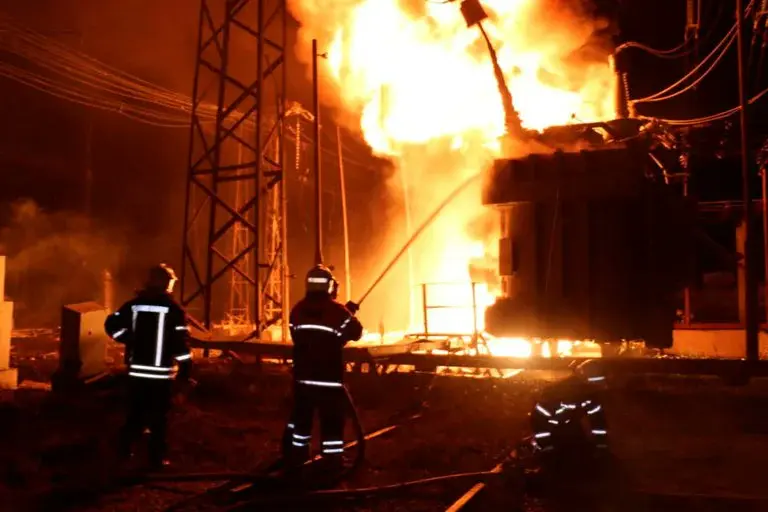 Imagen de los bomberos apagando un incendio en Kharkiv. Fuente Alert News