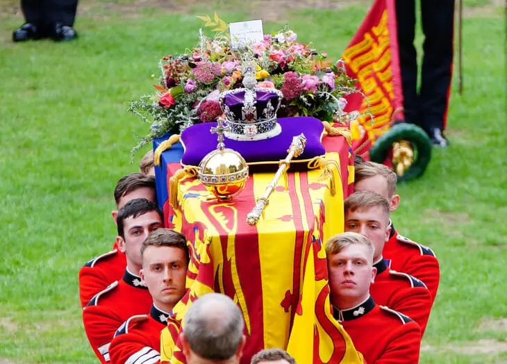 La escoleta de la realeza lleva a hombres el féretro de la reina Isabel II. Fuente The Royal Family