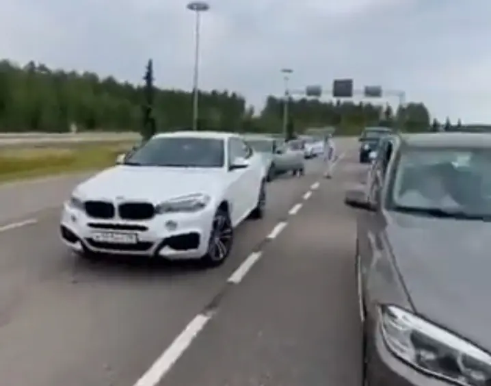 Imagen de ciudadanos rusos en sus vehículos en la frontera con Finlandia .Fuente Twitter