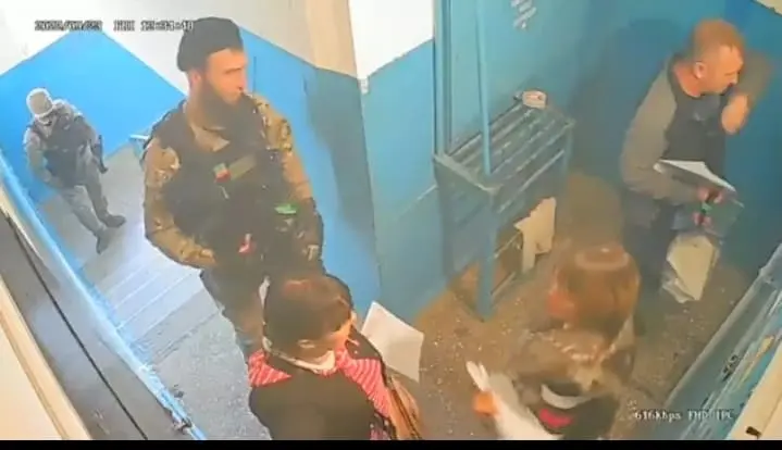 Imagen de una cámara de seguridad donde un soldado recoge el voto en una vivienda. Fuente Speciañ Kherson Twitter