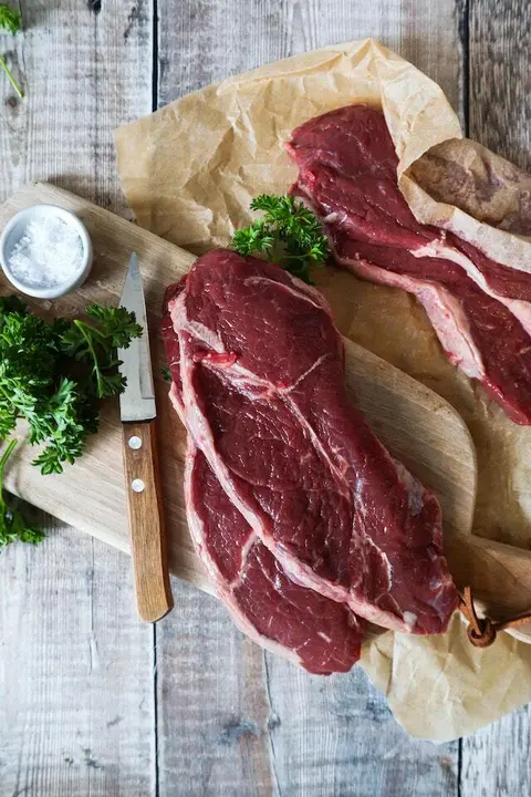 Foto de Leonora Brebner: https://www.pexels.com/es-es/foto/comida-madera-hojas-filete-9843971/