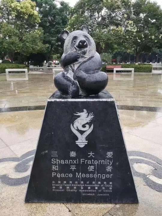 Escultura de oso panda tallada en mármol que se instalará