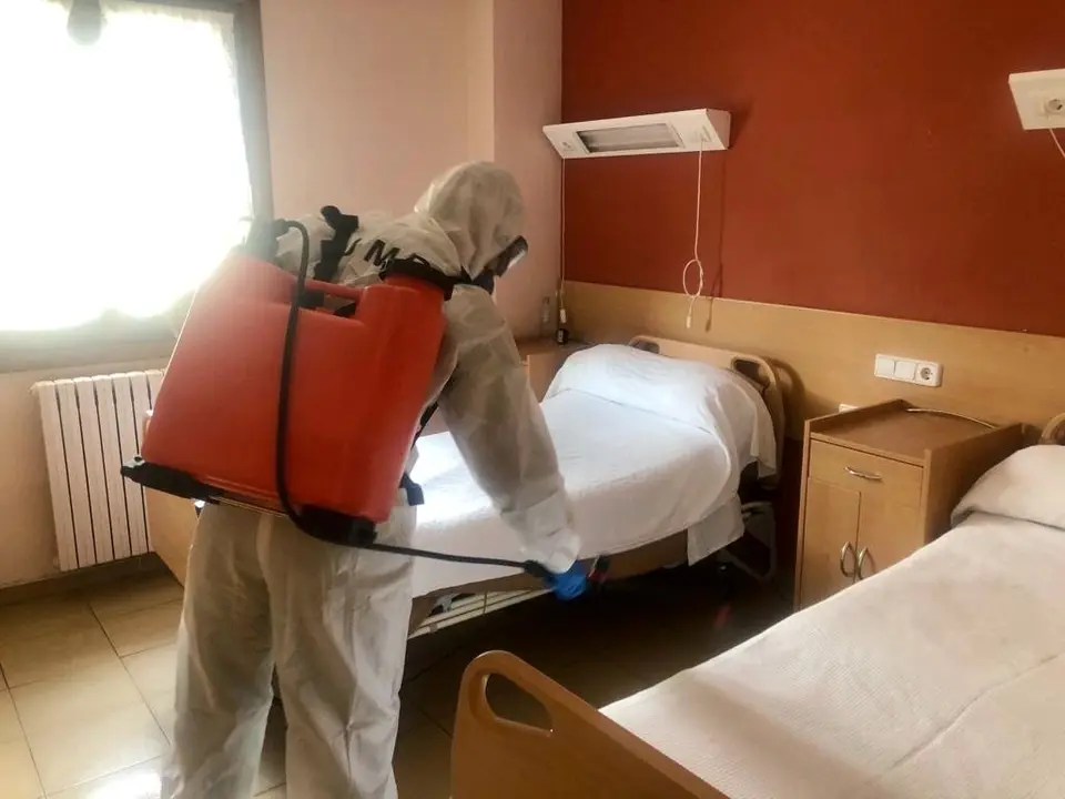 Militares realizando tareas de desinfección en residencias ( Imagen: Twitter UME)