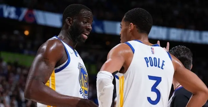 Daymond Green y Jordan Poole durante un partido. Fuente NBA