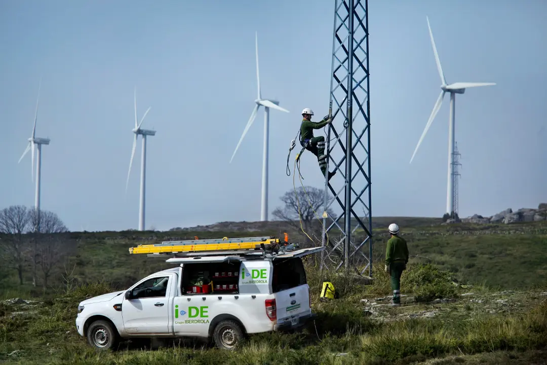 Imagen de una línea eléctrica de Iberdrola