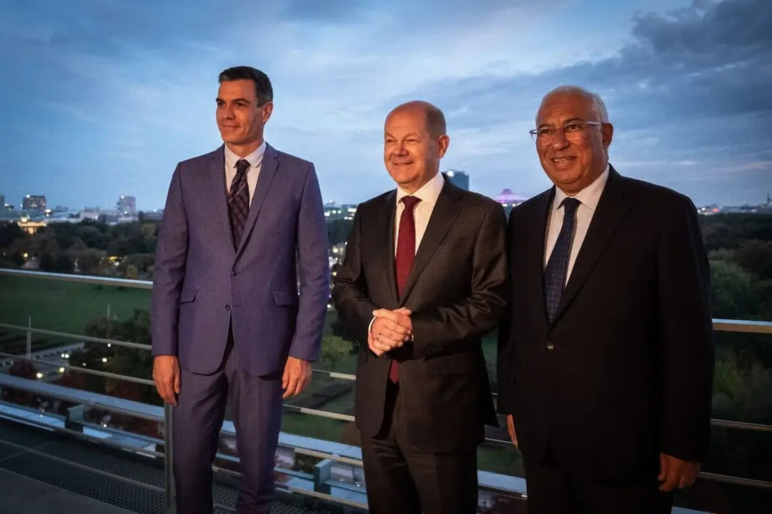 El presidente Sánchez junto a Antonio Costa y Olaf Scholz en Berlín,. Fuente: Twitter PSOE