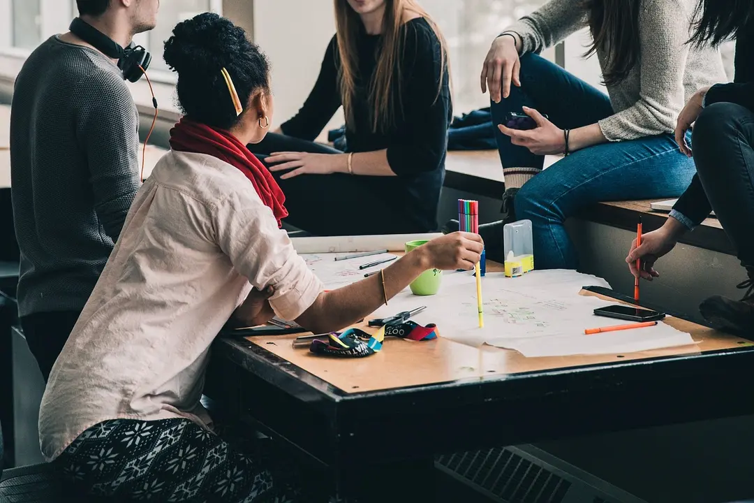 Jóvenes, trabajando en una empresa