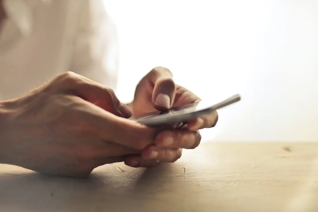 Foto de Adrienn: https://www.pexels.com/es-es/foto/persona-que-usa-smartphone-1458283/