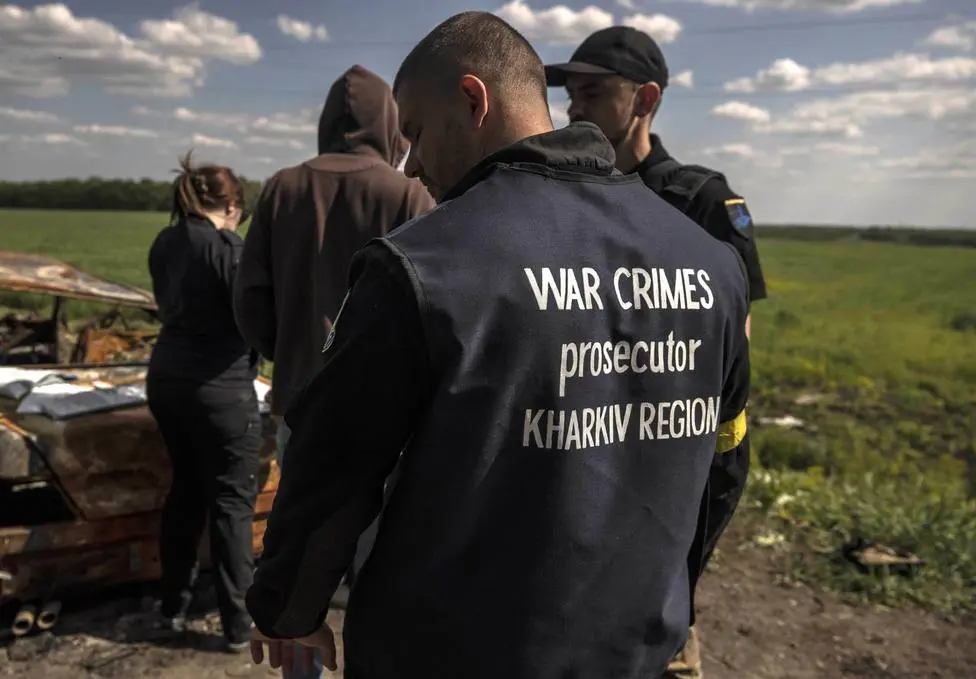 Un miembro de los equipos policiales que investigan crímenes de guerra