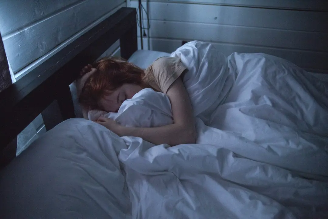 Foto de Ivan Oboleninov : https://www.pexels.com/es-es/foto/mujer-durmiendo-935777/