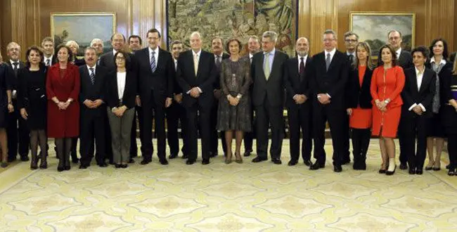 Los Reyes Juan Carlos y Sofía, junto al presidente del Gobierno, Mariano Rajoy, el presidente del Congreso de los Diputados, Jesús Posadas, el presidente del Senado, Pío García Escudero, y el ministro de Justicia, Alberto Ruiz-Gallardón, posan con los veinte nuevos vocales del Consejo General del Poder Judicial (CGPJ), momentos antes de jurar o prometer sus cargos hoy ante el Rey en el Palacio de la Zarzuela.