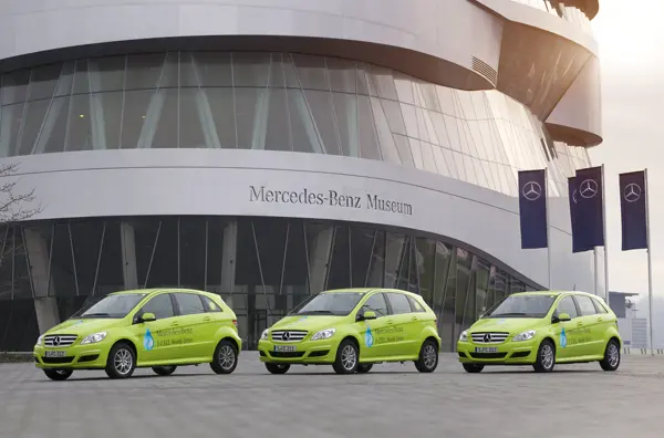 Mercedes-Benz F-CELL World Drive: Drei Mercedes-Benz B-Klasse F-CELL mit
Brennstoffzellenantrieb fahren ab dem 30. Januar 2011 von Stuttgart aus in
125 Tagen emissionsfrei einmal um den Globus und demonstrieren technische
Reife und Alltagstauglichkeit von Elektrofahrzeugen mit Brennstoffzelle.
Mercedes-Benz F-CELL World Drive: Starting on January 30, 2011 in Stuttgart
(Germany), three Mercedes-Benz B-Class F-CELL with fuel cell drive will be
driving around the globe with zero emissions in 125 days. The objective is
to demonstrate that electric vehicles equipped with fuel cell are
technically mature and suitable for everyday use.