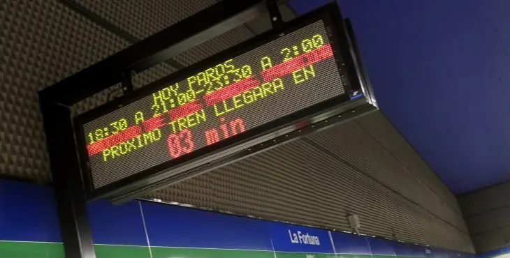 GRA309 MADRID, 21/5/2016.- Los servicios mínimos establecidos con motivo de los paros parciales en Metro de Madrid que hoy se inician serán del 75 % en el primer turno -de 18.30 a 21.00- y del 78 % en el segundo -de 23.30 a 2.00-, por lo que ambos afectarán a los desplazamientos por el concierto de Bruce Springsteen en el Bernabéu.El servicio de autobús de la EMT ha indicado que reforzará el servicio nocturno para acoger la demanda de viajeros con motivo del concierto en el Bernabéu.Los empleados de Metro votaron de forma casi unánime el pasado jueves a favor de la huelga, que coincidirá además con la final de la Copa del Rey de fútbol, mañana; y con la hora punta matinal del lunes. En la foto, estación de metro de La Fortuna en Leganés. EFE/Victor Lerena