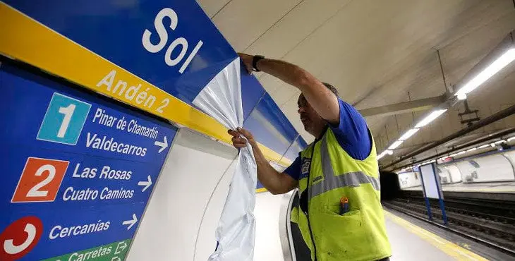 Retirada de los carteles de Vodafone.Estación Metro Sol. Foto: D. Sinova / Comunidad de Madrid