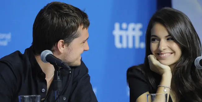 Actors Josh Hutcherson and Claudia Traisac attend the press conference for "Escobar: Paradise Lost" on day 7 of the Toronto International Film Festival at the TIFF Bell Lightbox on Wednesday, Sept. 10, 2014, in Toronto.
en la foto : mirandose a los ojos