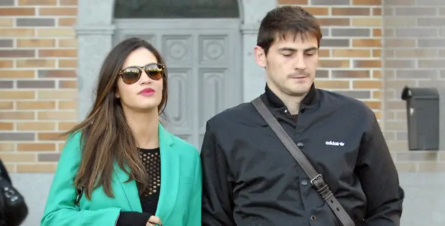 LA PERIODISTA SARA CARBONERO Y EL FUTBOLISTA IKER CASILLAS POR LAS CALLES DE MADRID
en la foto : cogidos de la mano
06/12/2013
MADRID