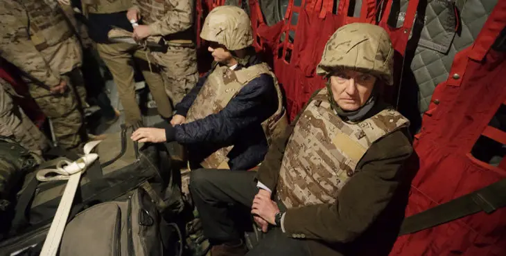 GRA363. BESMAYAH (IRAK), 15/12/2015.- El ministro de Defensa de Espaa, Pedro Morens (d) durante su traslado en helicptero a Bagdad tras su visita a tropas espaolas en la base "Gran Capitn" de Besmayah. Morens ha viajado a Irak para visitar a las tropas espaolas desplegadas, encuadradas en la coalicin internacional contra el terrorismo yihadista y el Desh (acrnimo en rabe del Estado Islmico). EFE/Javier Lizon