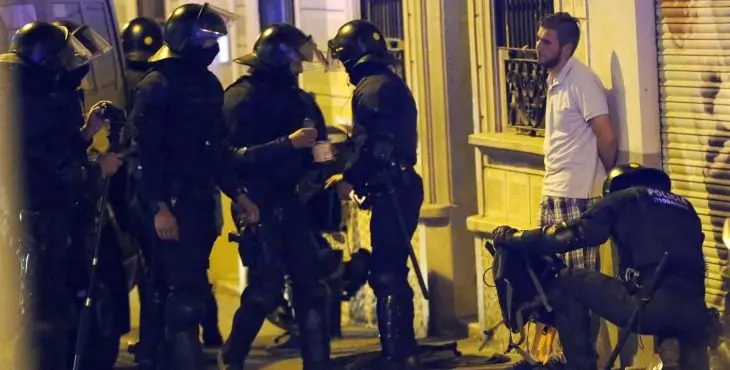 GRA590. BARCELONA, 24/05/16.- Miembros de los antidisturbios realizan un registro por las calles del barrio barcelonés de Gracia, tras la manifestación en protesta por el desalojo del "banco expropiado", una antigua sucursal bancaria ocupada en 2011. EFE/Alejandro García.