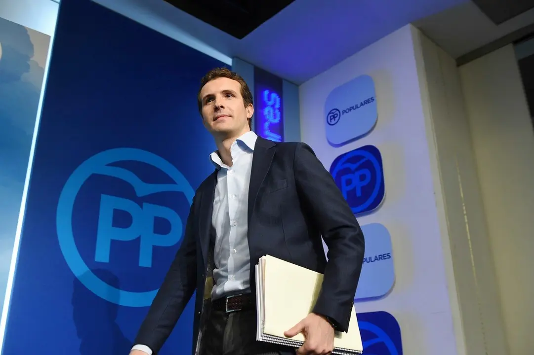 GRAF118. MADRID, 10/04/2018.- El vicesecretario de comunicación del Partido Popular, Pablo Casado, a su llegada a la rueda de prensa que ha ofrecido esta mañana en la sede del partido, donde ha presentado toda la documentación sobre su máster de la Universidad Rey Juan Carlos, que según ha explicado hizo en 2008 no por el título en sí mismo sino porque quería acceder al doctorado y entonces se requería. Casado ha mostrado ante los periodistas todos los papeles sobre la inscripción y el pago fraccionado de la matrícula, así como la solicitud y aceptación de convalidaciones. En su caso pudo convalidar dos tercios de los créditos y sólo tuvo que obtener veinte. El dirigente 'popular' ha confirmado que no tuvo que asistir a clase y que esos veinte créditos los logró mediante cuatro trabajos -uno de ellos similar a lo que sería un trabajo de fin de máster-, pero ha recalcado que fue el director de este programa, Enrique Álvarez Conde, quien le explicó cómo debía organizar sus estudios y le confirmó que podía hacerlo así. EFE/ Fernando Villar