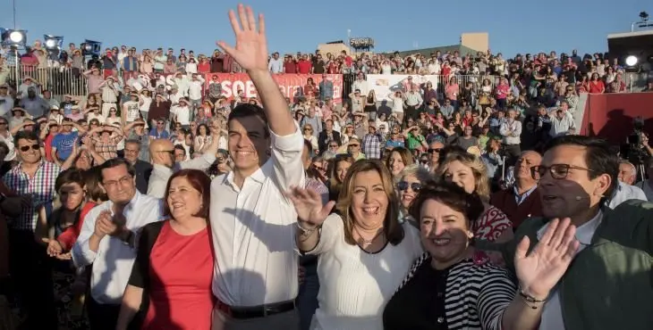 GRA380. GRANADA, 23/05/2016.- El secretario general del PSOE, Pedro Sánchez (i), acompañado de la secretaria del PSOE andaluz y presidenta de Andalucía, Susana Díaz (3d), antes de participar en un mitin en Granada, el tercer acto de partido en el que ambos coinciden en poco más de una semana. EFE/Miguel Ángel Molina