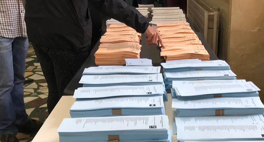 AMP.- 26M.- La participación a las 14.00 en Catalunya sube 10 puntos en europeas y 3 en municipales

Un votante señala una papeleta

  (Foto de ARCHIVO)

26/05/2019