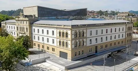 2015-09-09, Donostia. Inaugurazio egunean Tabakaleraren bisita gidatuari buruzko erreportaia.  

09-09-2015, San Sebastián. Reportaje sobre una visita guiada a Tabakalera el día de su inauguración.