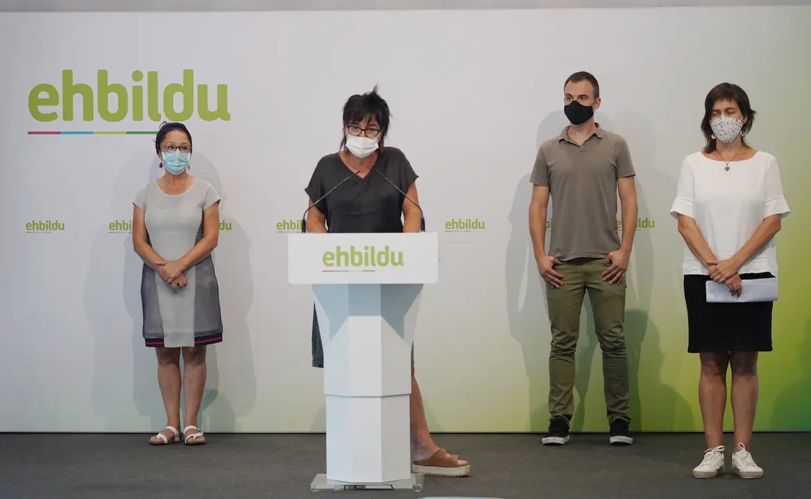 2020-08-17, Donostia. EH Bilduko alkateek Espainiako Gobernuak Espainiako udalen elkargoarekin (FEMP) egindako akordioaren balorazioa egin dute. Agurtzane Solaberrieta (Usurbilgo alkatea), Itziar Biguri (Urduñako alkatea), Txelo Auzmendi (Asparrenako alkatea) eta Aitor Larraza (Irurtzungo alkatea)
17-08-2020, San Sebastián. Comparecencia de alcaldes de EH Bildu sobre el acuerdo Gobierno-FEMP sobre la deuda municipal. Agurtzane Solaberrieta ( alcaldesa de Usurbil), Itziar Biguri (alcaldesa de Urduña), Txelo Auzmendi (Alcaldesa de Asparren) y Aitor Larraza (alcalde de Irurtzun) Andoni Canellada