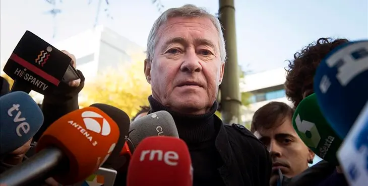 GRA028 MADRID 17 11 2016 - El exsecretario general de Alianza Popular Jorge Verstrynge es abordado por los periodistas a su llegada esta manana al Juzgado de lo Penal 13 de Madrid donde es jugado hoy por su participacion en los incidentes ocurridos en la Puerta del Sol durante una protesta llevada a cabo tras la proclamacion de Felipe VI hechos por los que se enfrenta a tres anos y medio de carcel Jorge Verstrynge fue detenido junto a otras seis personas en unos incidentes ocurridos durante una manifestacion a favor de la Republica en la que tres agentes resultaron heridos EFE Luca Piergiovanni