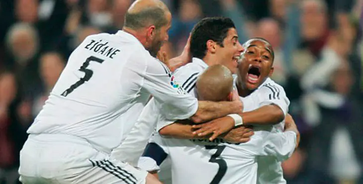 Madrid, SPAIN:  Real Madrid's French Zinedine Zidane (L), Brazilian Cicinho (2L), and Robinho (4L) celebrate the goal of Roberto Carlos (3L) against Zaragoza during their King's Cup ("Copa del Rey") semi-finals 2nd leg football match at Santiago Bernabeu Stadium in Madrid, 14 February 2006.  AFP PHOTO/ Pierre-Philippe MARCOU  (Photo credit should read PIERRE-PHILIPPE MARCOU/AFP/Getty Images)