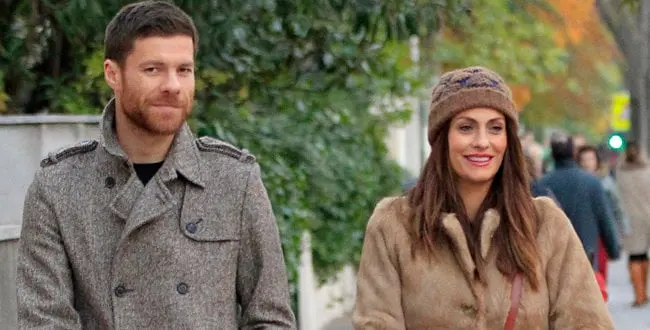 EL FUTBOLISTA XABI ALONSO Y NAGORE ARAMBURU CON SU HIJA EMMA ALONSO POR LAS CALLES DE MADRID
05/12/2013
MADRID