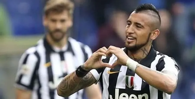 La Juventus de Turín consiguió el sábado su cuarto título consecutivo de la Serie A italiana, el primero con el entrenador Massimiliano Allegri, tras vencer por 1-0 a la Sampdoria. El jugador chileno de la Juventus Arturo Vidal celebra tras marcar un gol a la Sampdoria, en el estadio Marassi de Génova. 2 mayo 2015. REUTERS/Stefano Rellandini